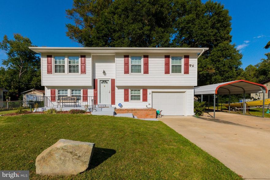 See application under view docs with cost to run credit. 4BR 2.5 Bath split foyer w/ a fenced in backyard. Kitchen, dining room, living room, 3Br & 1 bath on upper level. Rec Rm w/door to backyard patio, 4th BR, full bath & laundry room on lower level. Updates include...carpet, roof, windows, garbage disposer, siding, furnace, CAC, water heater, upstairs bathroom, & more.