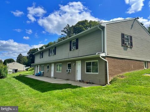 Townhouse For Rent - 27 E Main Street #F<br/> WINDSOR, PA 17366