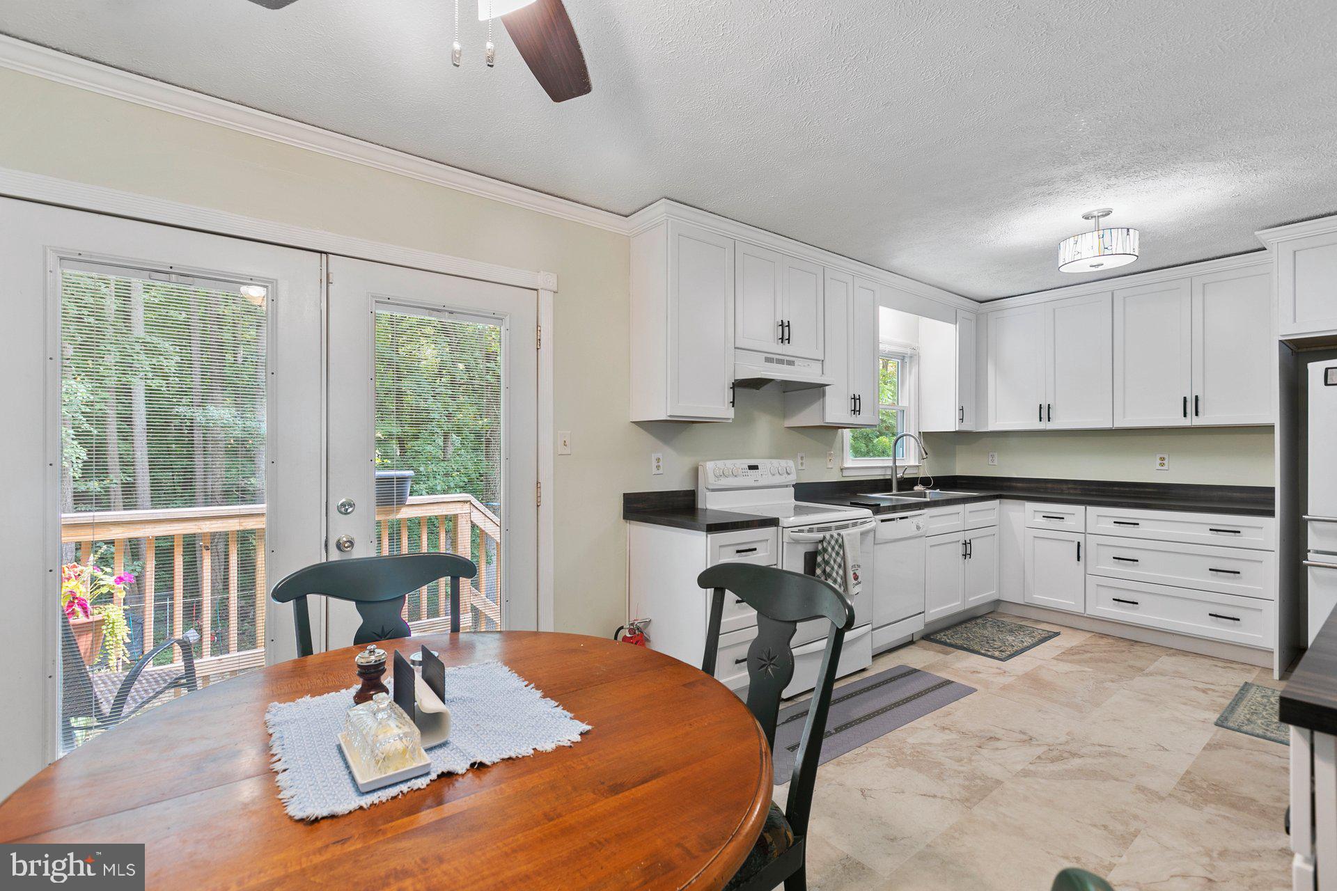 COUNTRY LAKES - Residential