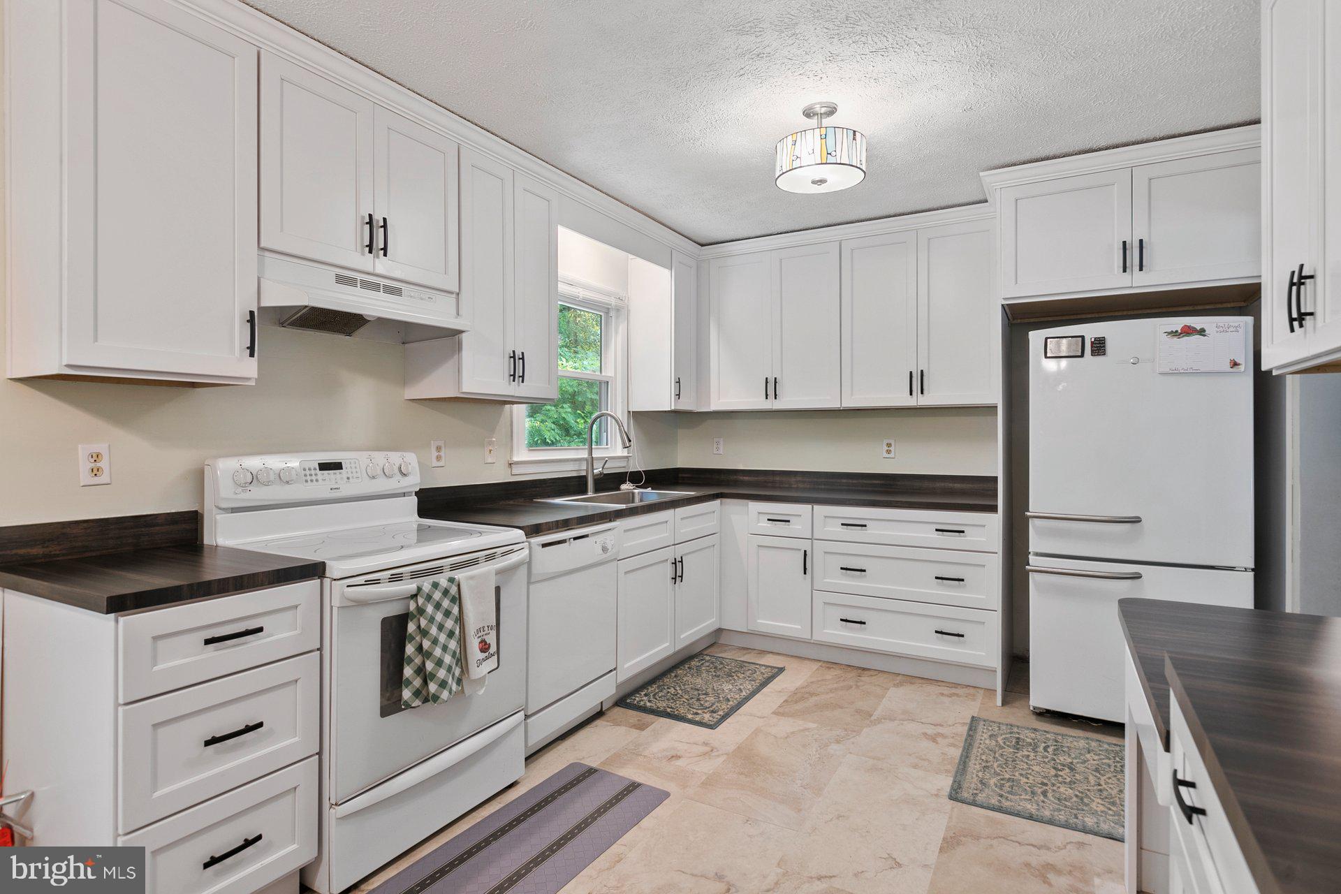 COUNTRY LAKES - Residential