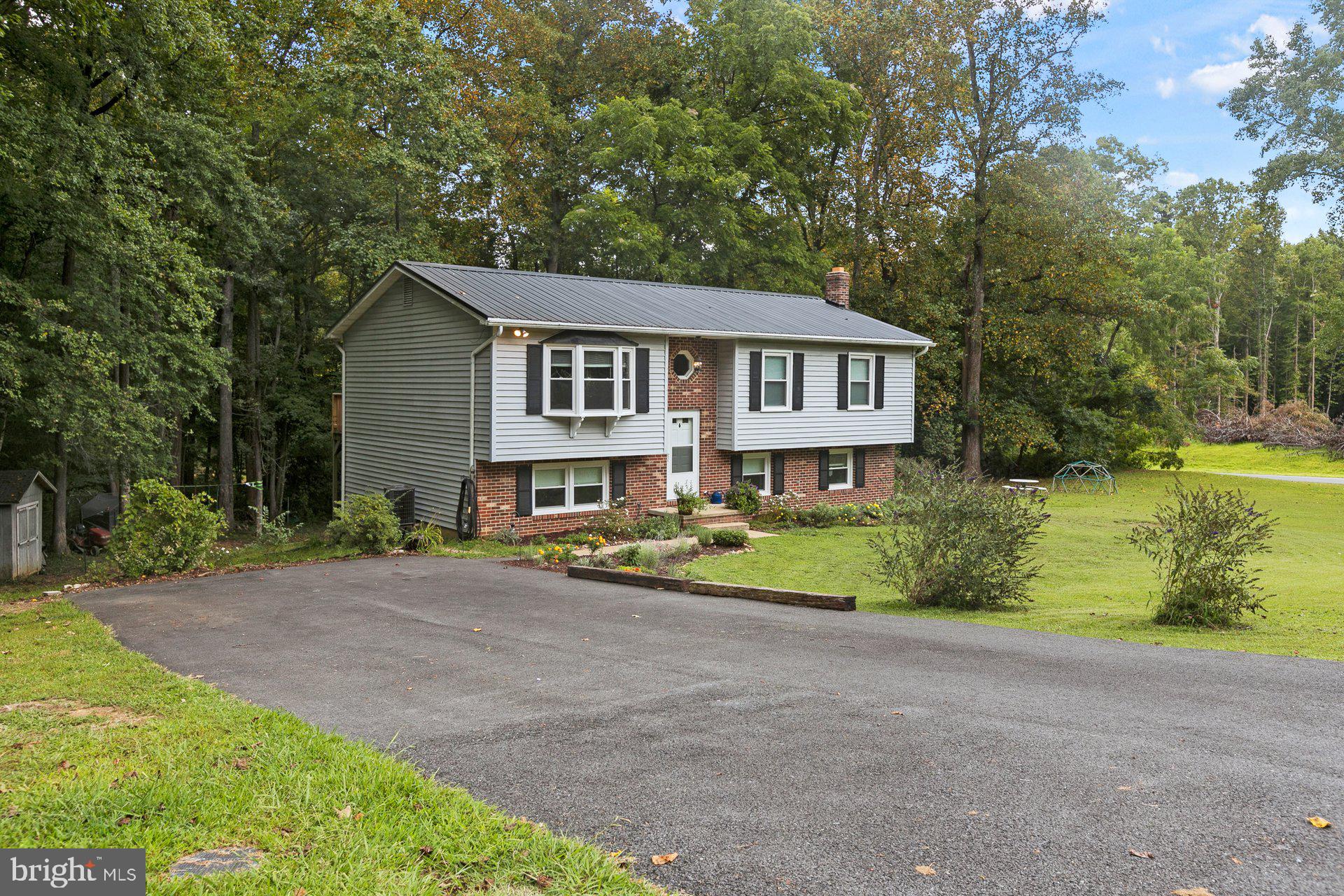 COUNTRY LAKES - Residential