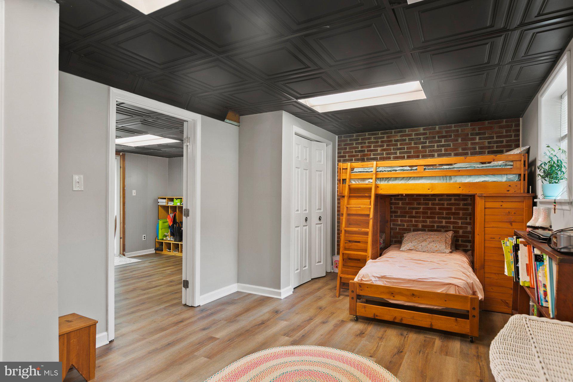 COUNTRY LAKES - Residential