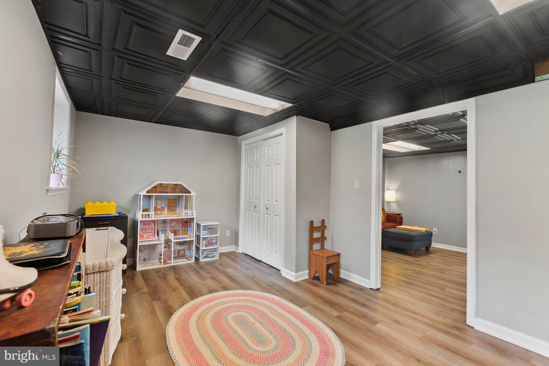 COUNTRY LAKES - Residential