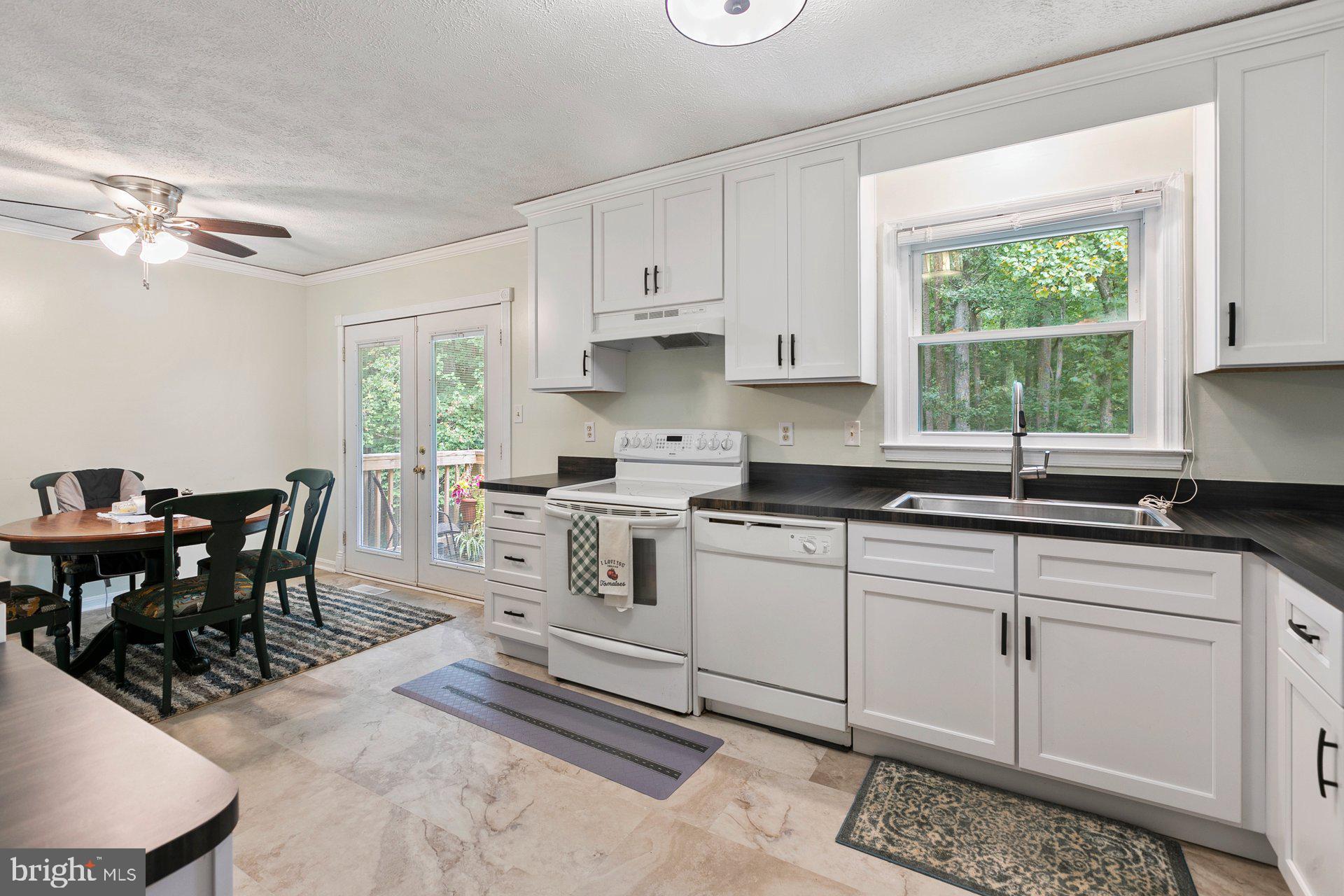 COUNTRY LAKES - Residential