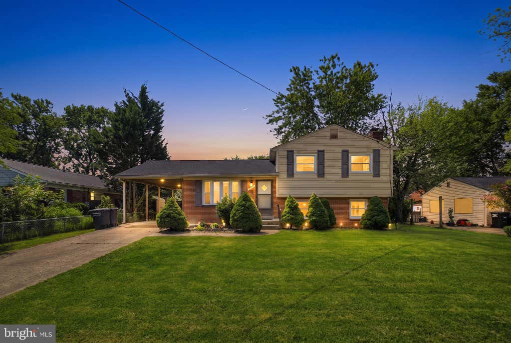 Photo of 10109 Lomond Drive, MANASSAS, VA 20109 (MLS # VAPW2126484)