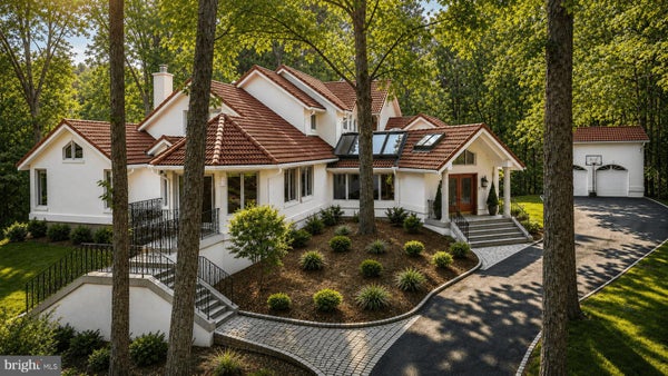 2094 HUNTERS CREST WAY, VIENNA, VA 22181 - Image cdbdd58c00e3de62325fba5fb6cdc8f8/2239302621
