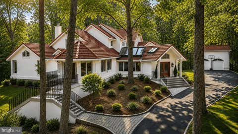 Photo of 2094 Hunters Crest Way, VIENNA, VA 22181 (MLS # VAFX2336440)