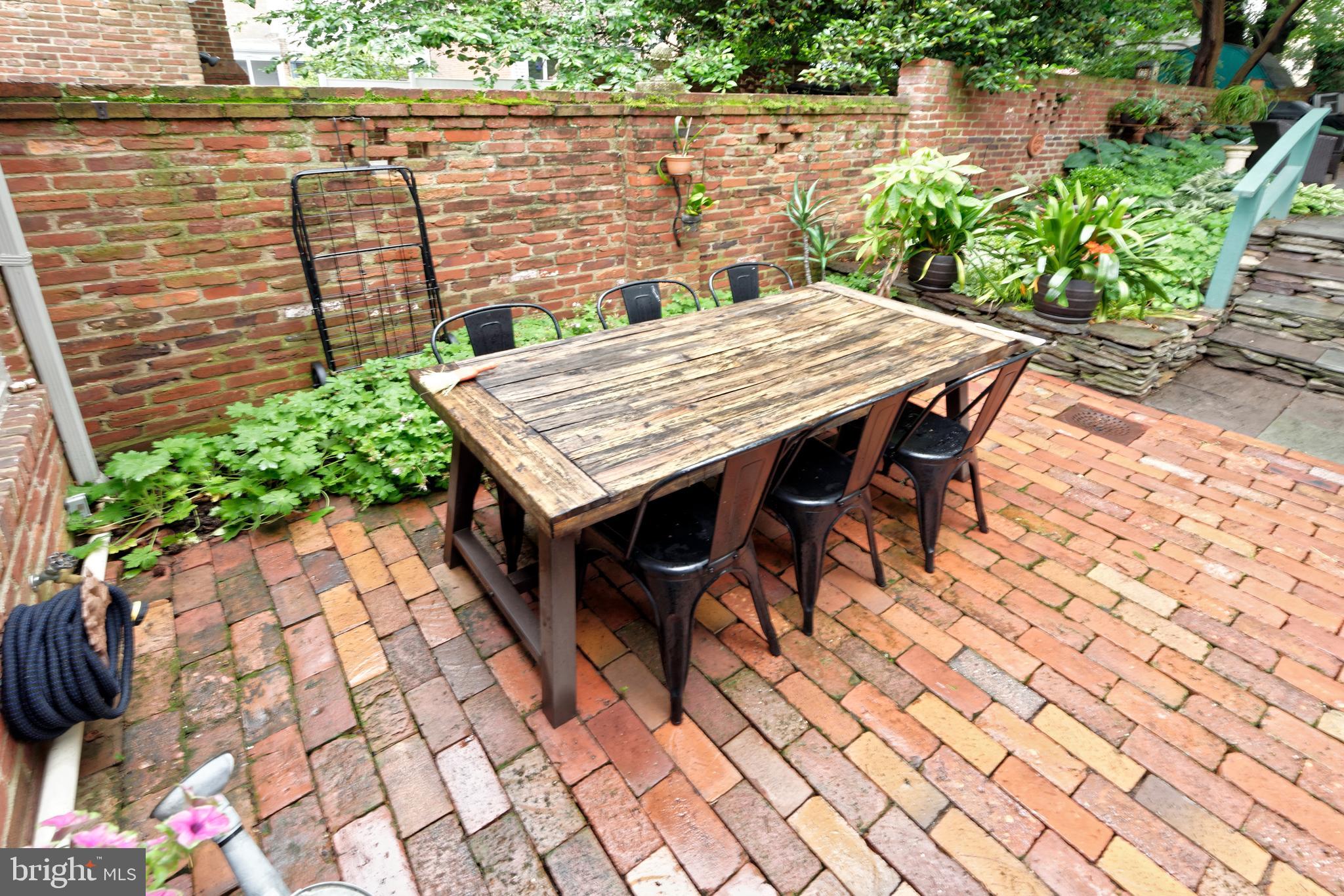 YATES GARDENS - Residential
