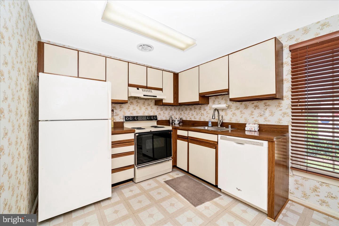 20200 RAVENSDALE COURT