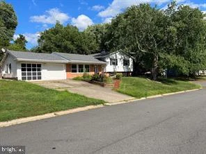 902 W Poplar Road