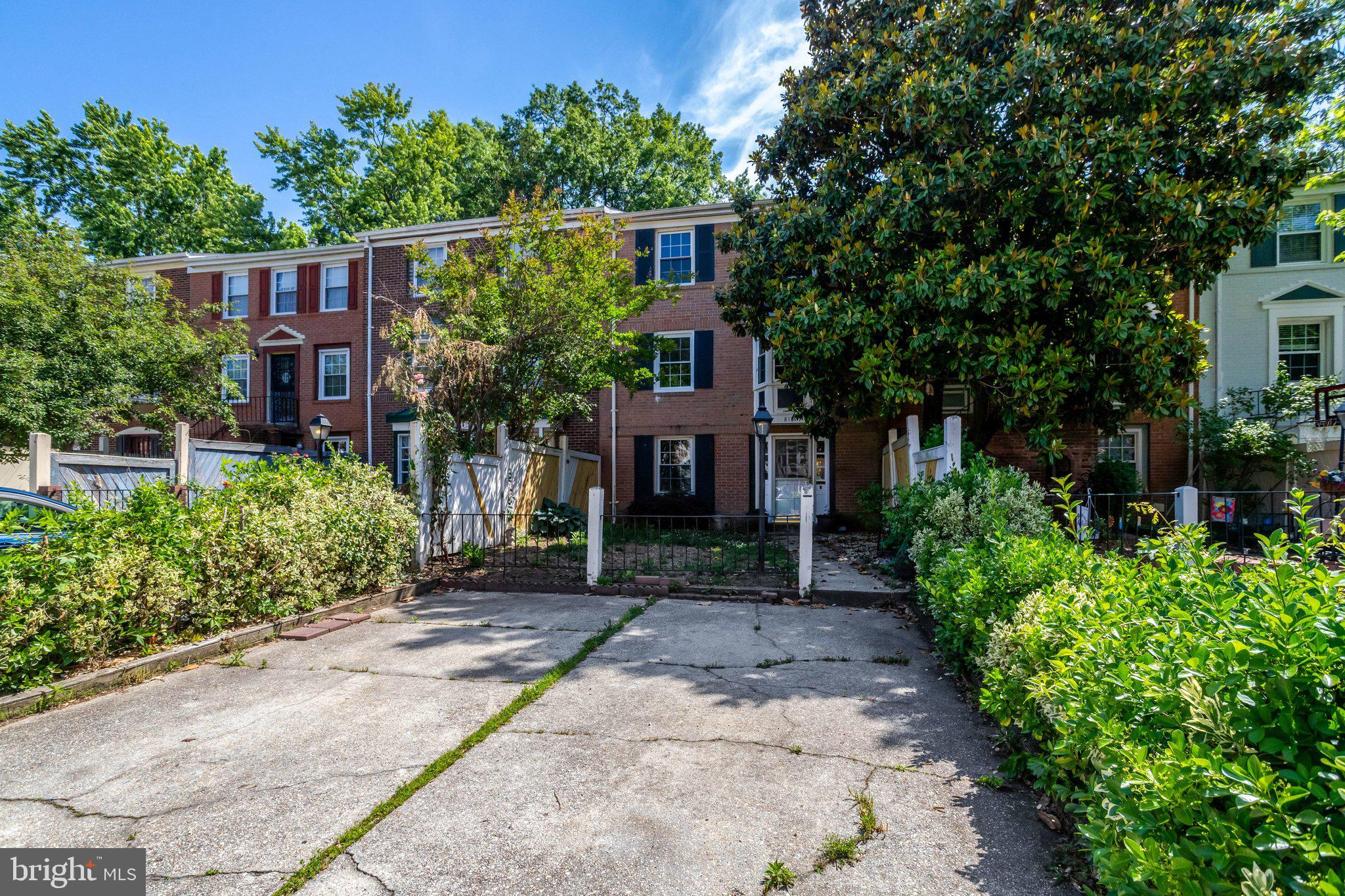 8127 PINELAKE COURT