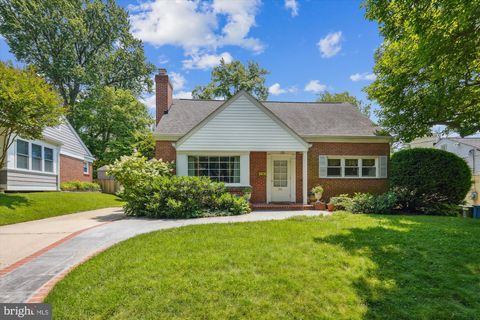 Photo of 9911 Thornwood Road, KENSINGTON, MD 20895 (MLS # MDMC2182310) Photo of 9911 Thornwood Road, KENSINGTON, MD 20895 (MLS # MDMC2182310)