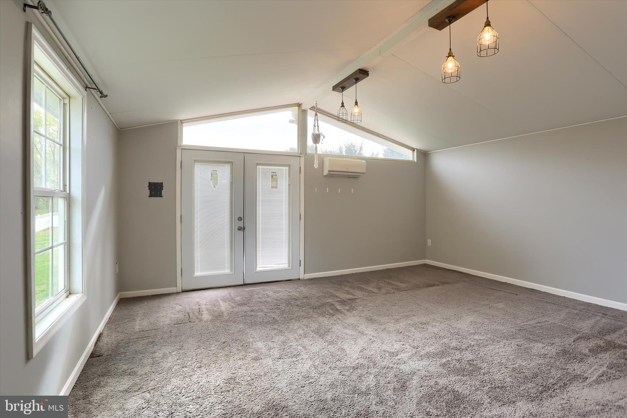 EQUINE VILLAGE - Residential