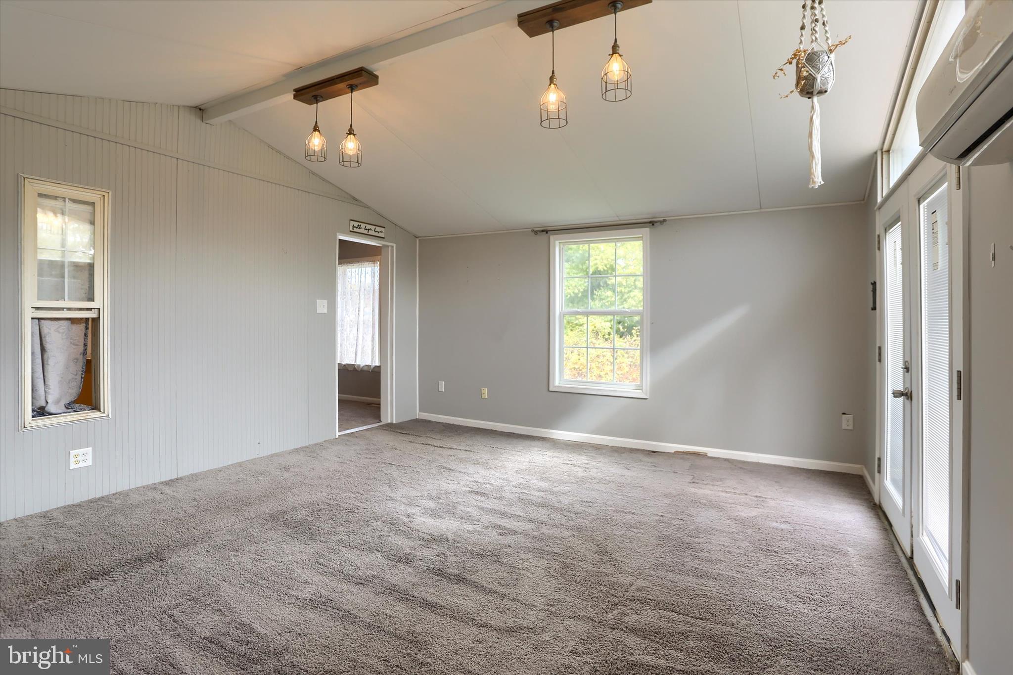 EQUINE VILLAGE - Residential