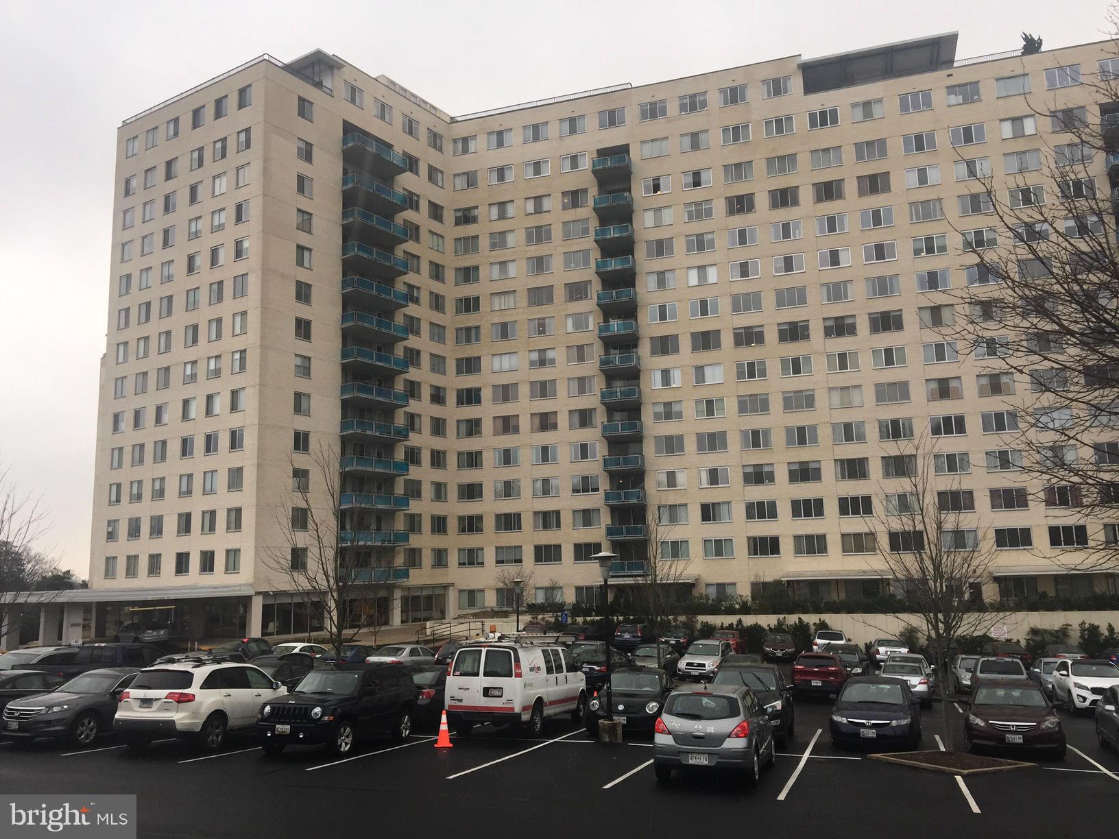 Don't miss this fantastic 1 bedroom at the wonderful Grosvenor Park with a BRAND NEW KITCHEN. Conveniently located across from the Metro Station and close to all major routes. Building includes fitness room, pool, party room, roof deck, 24/7 concierge and lots of parking. ALL UTILITIES included in the rent.