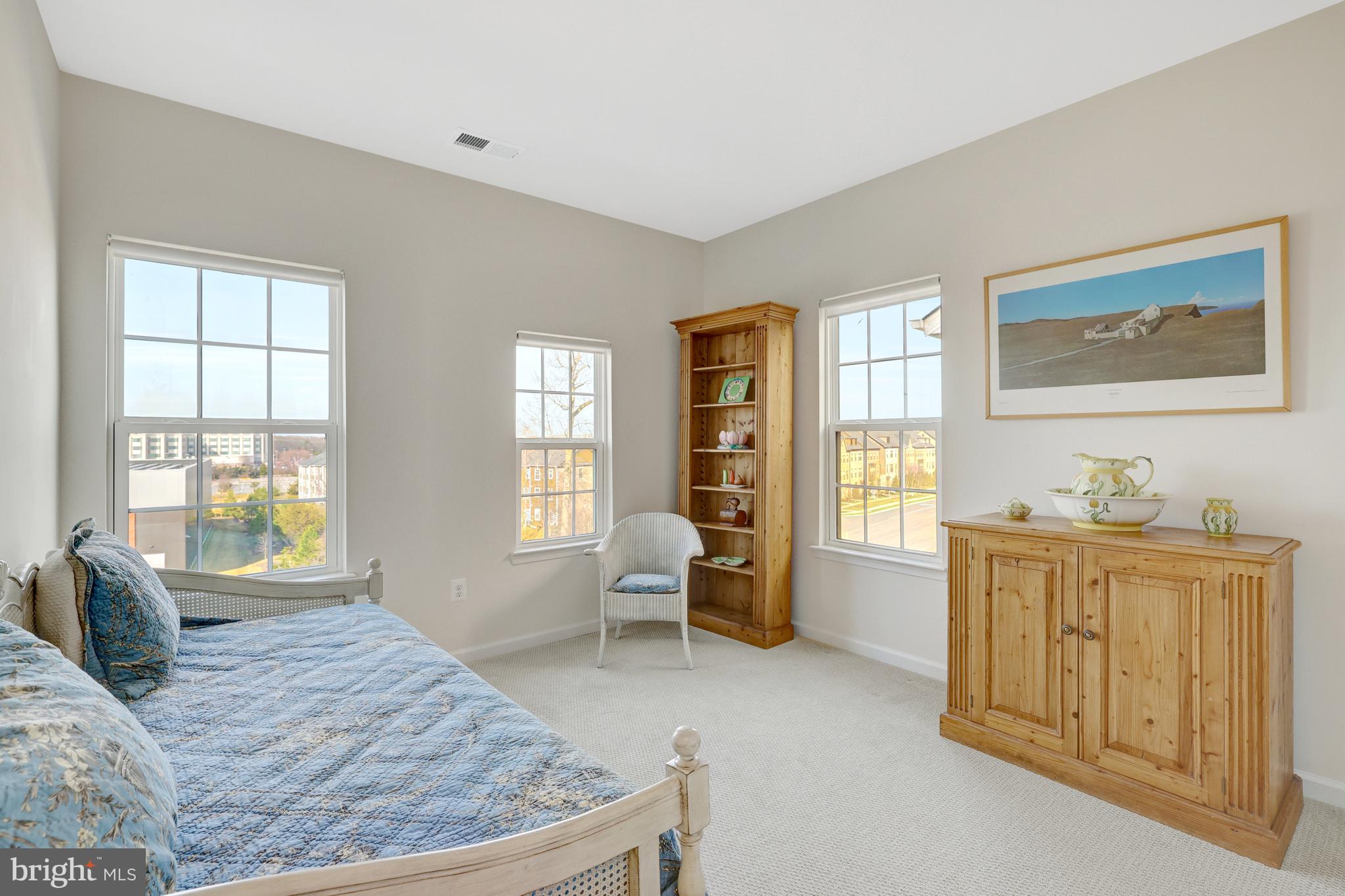 DISCOVERY SQUARE - Residential