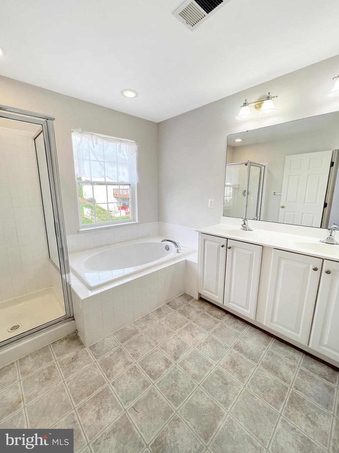 LAKELAND PLACE - Residential