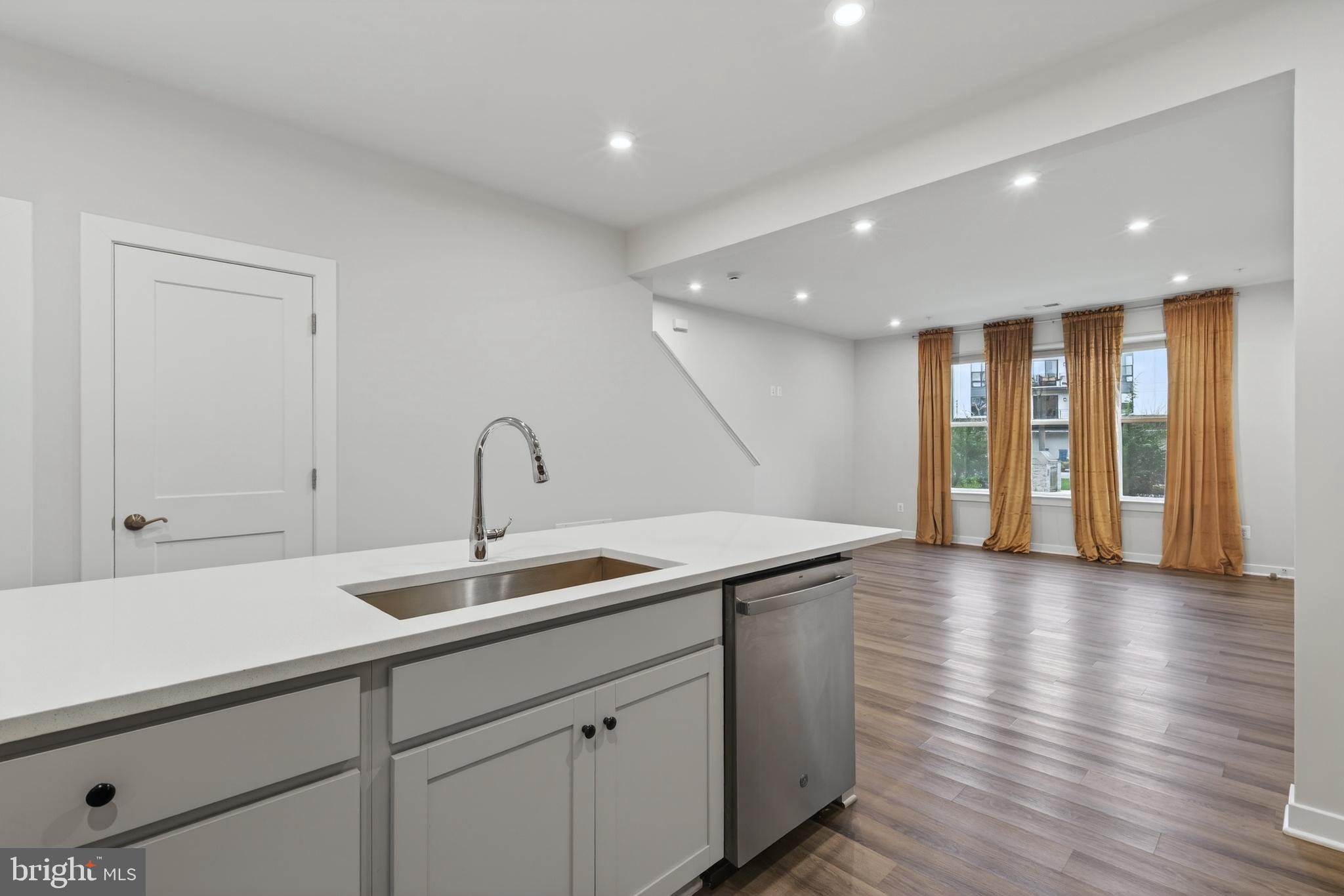 SM ONE LOUDOUN CONDO - Residential