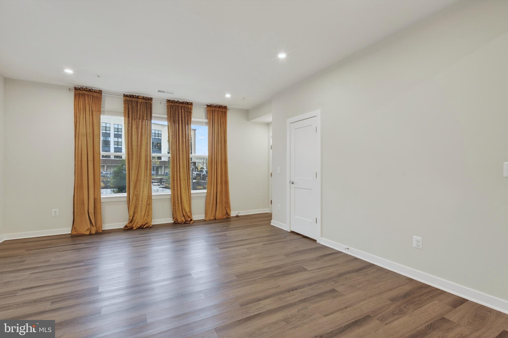 SM ONE LOUDOUN CONDO - Residential