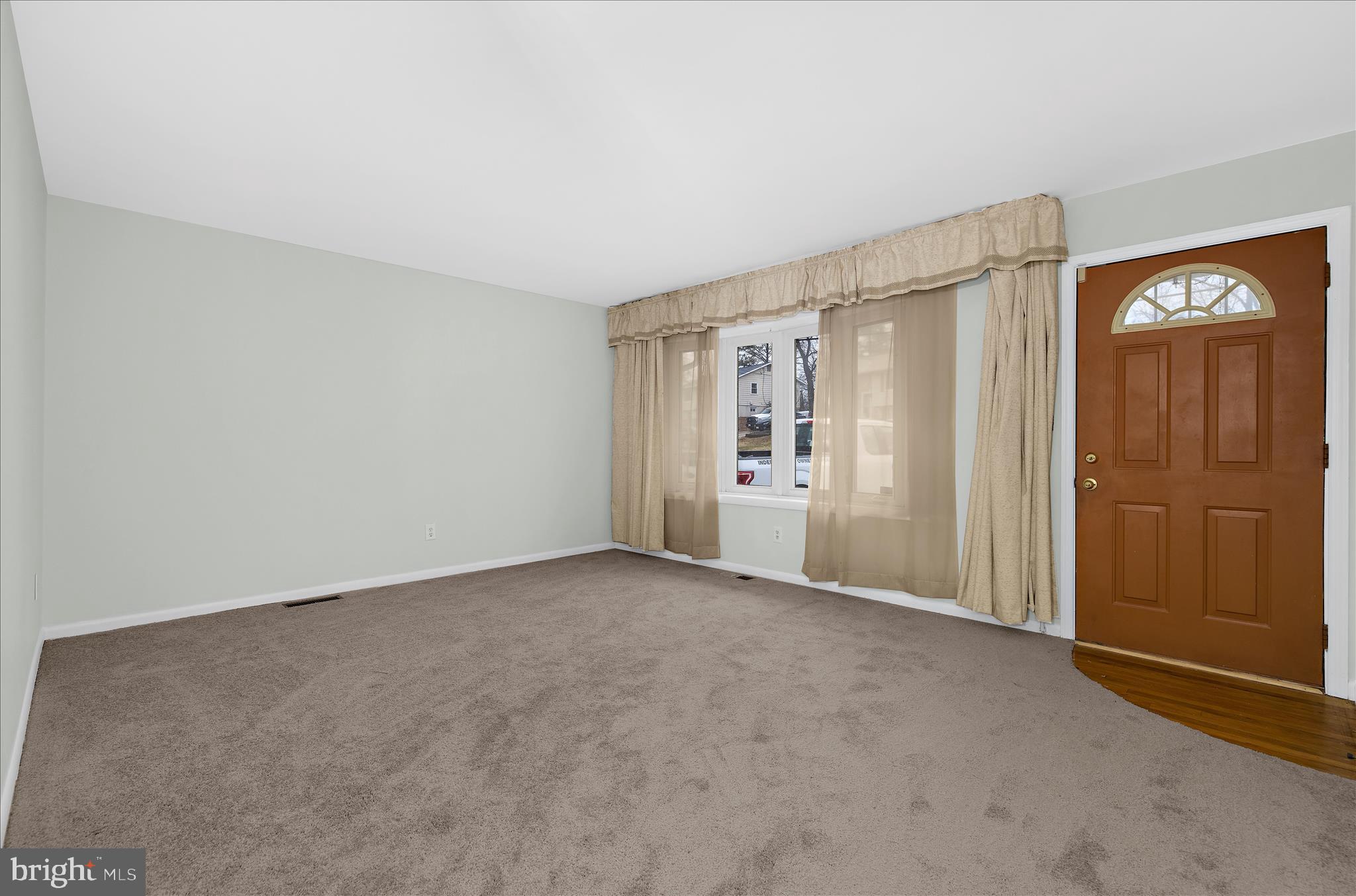 ROYALE GARDENS - Residential