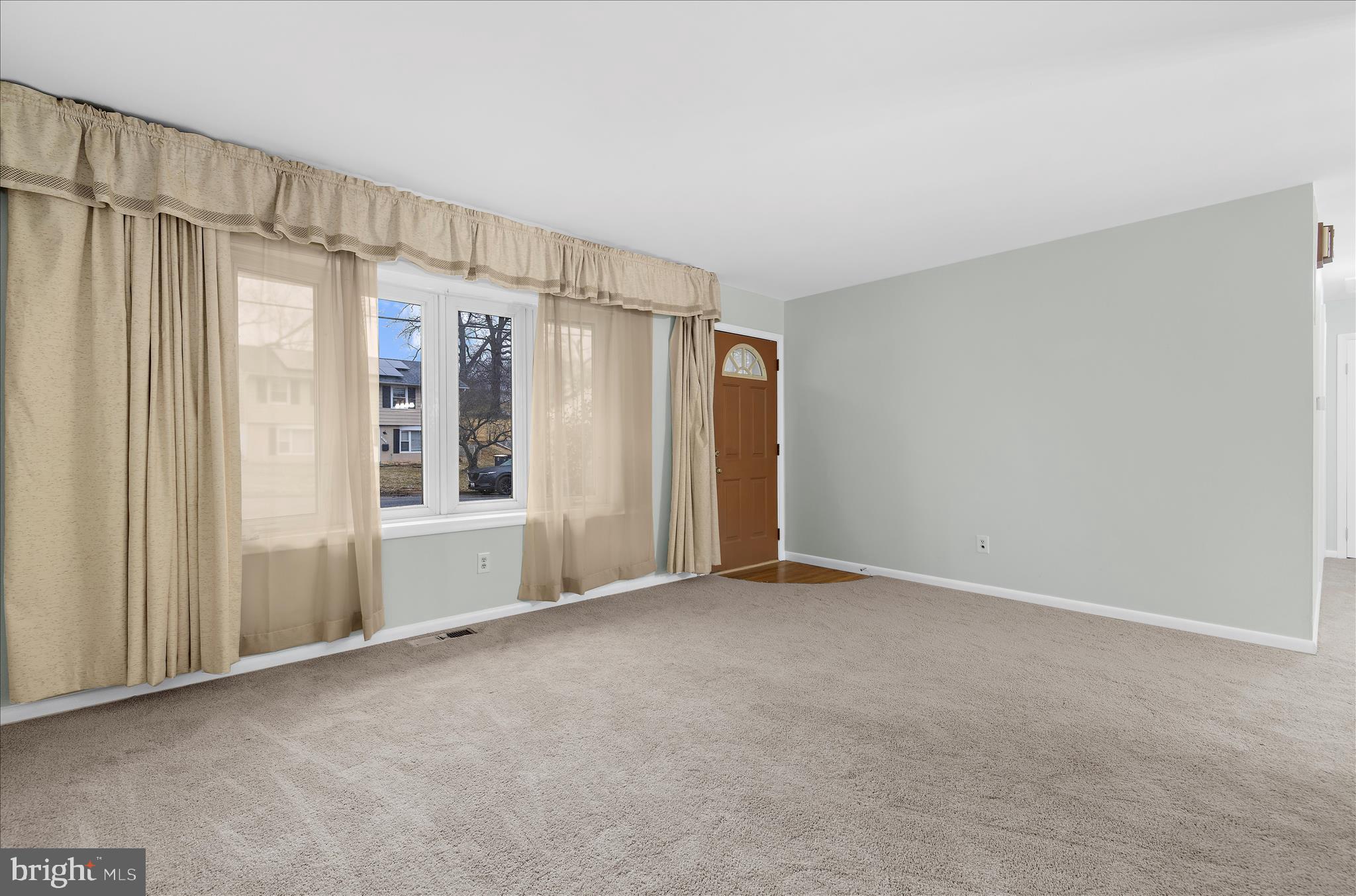 ROYALE GARDENS - Residential