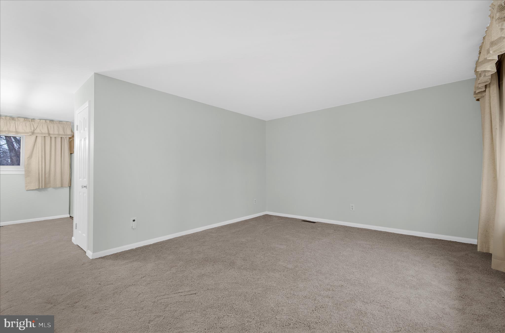 ROYALE GARDENS - Residential