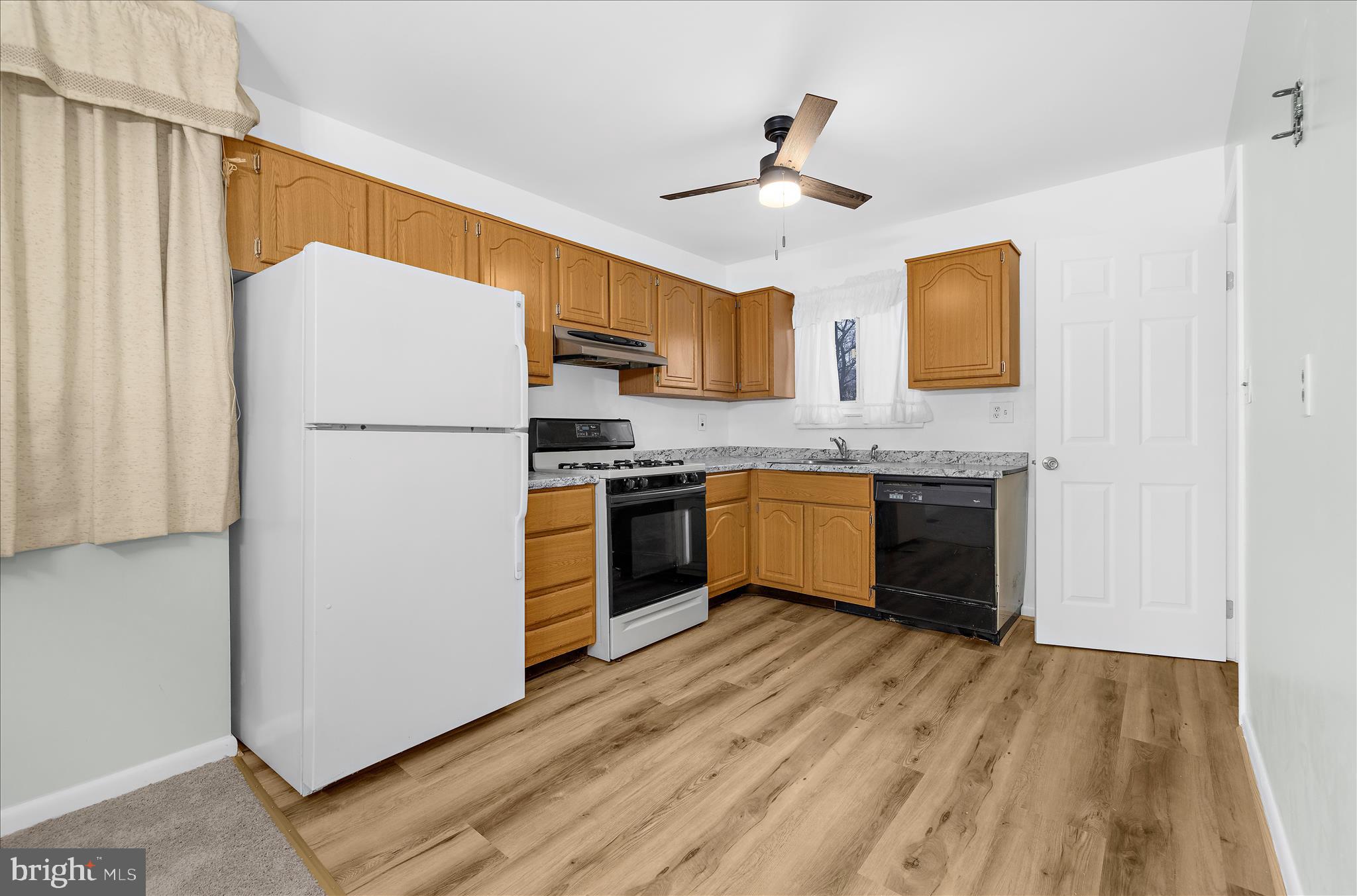 ROYALE GARDENS - Residential