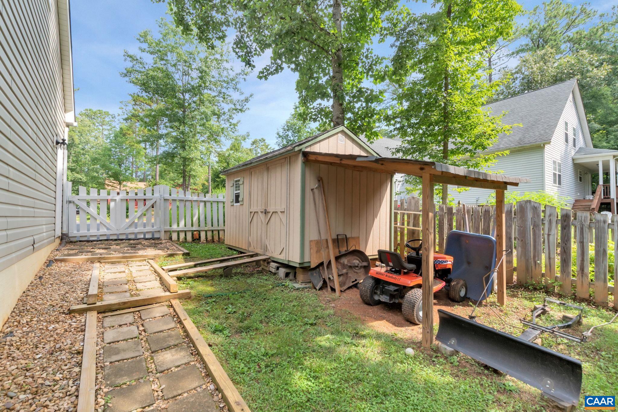 LAKE MONTICELLO - Residential