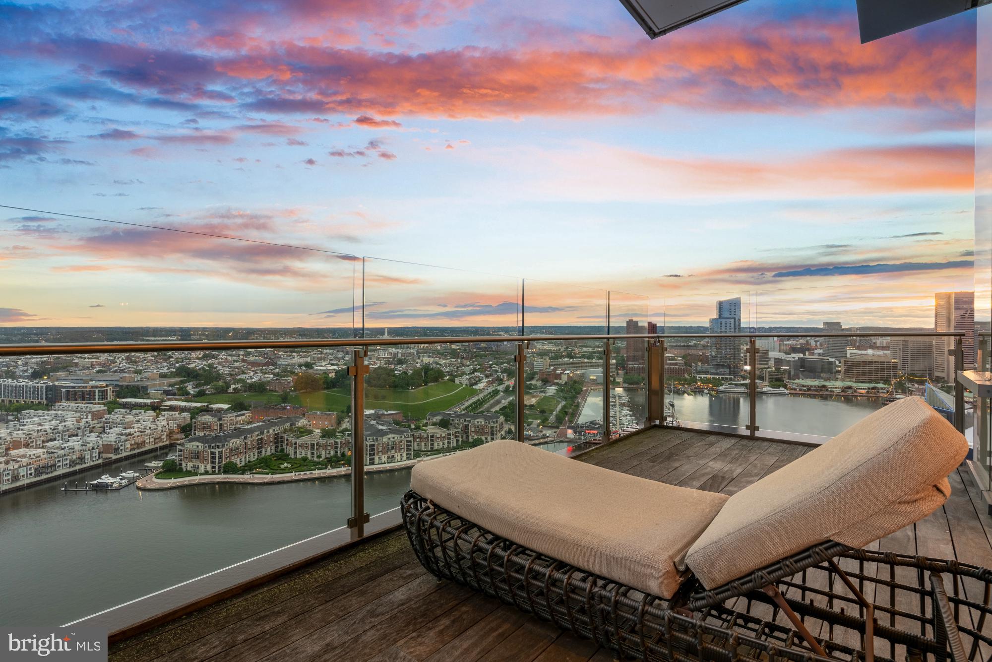 FOUR SEASONS PRIVATE RESIDENCES - Residential