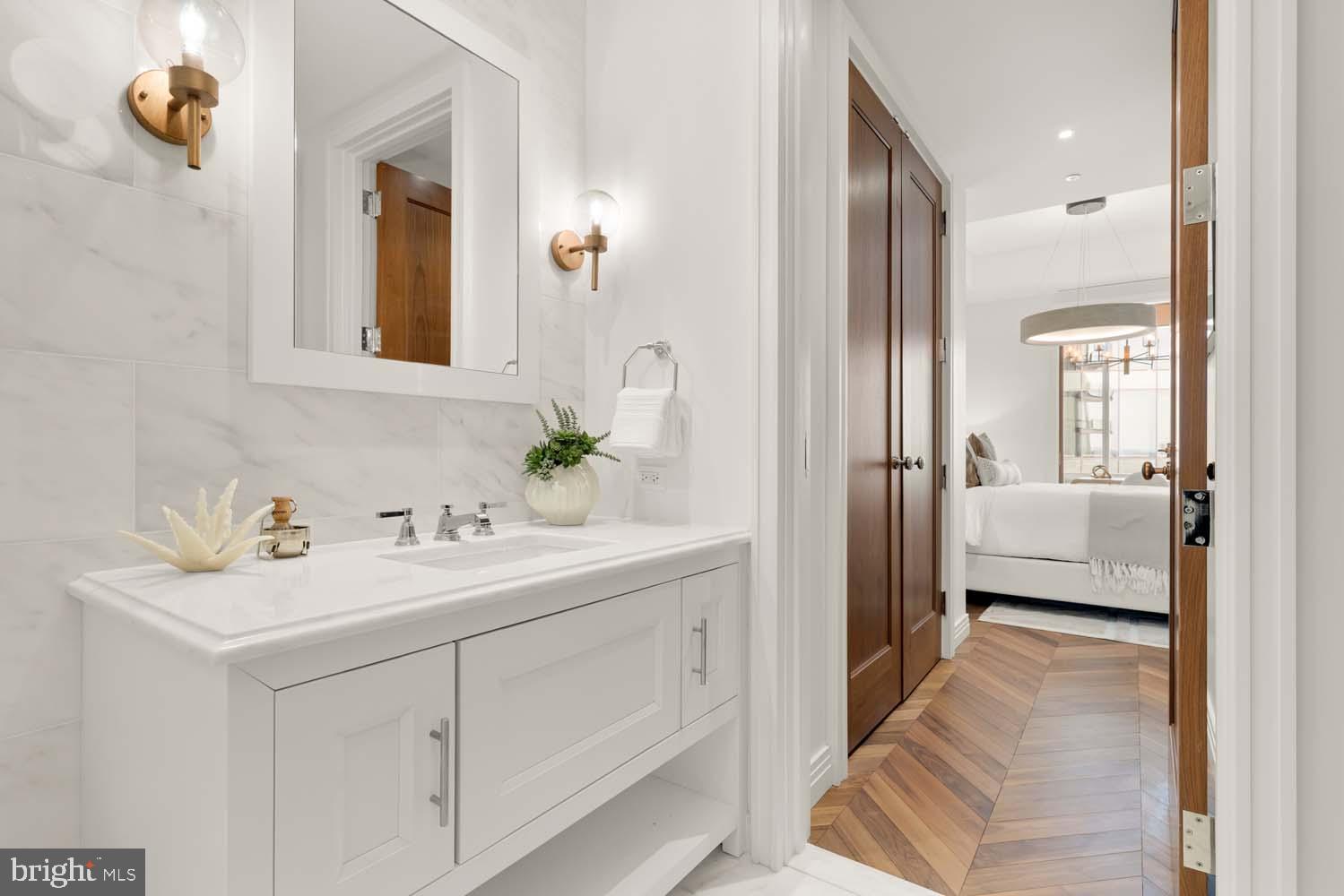 FOUR SEASONS PRIVATE RESIDENCES - Residential