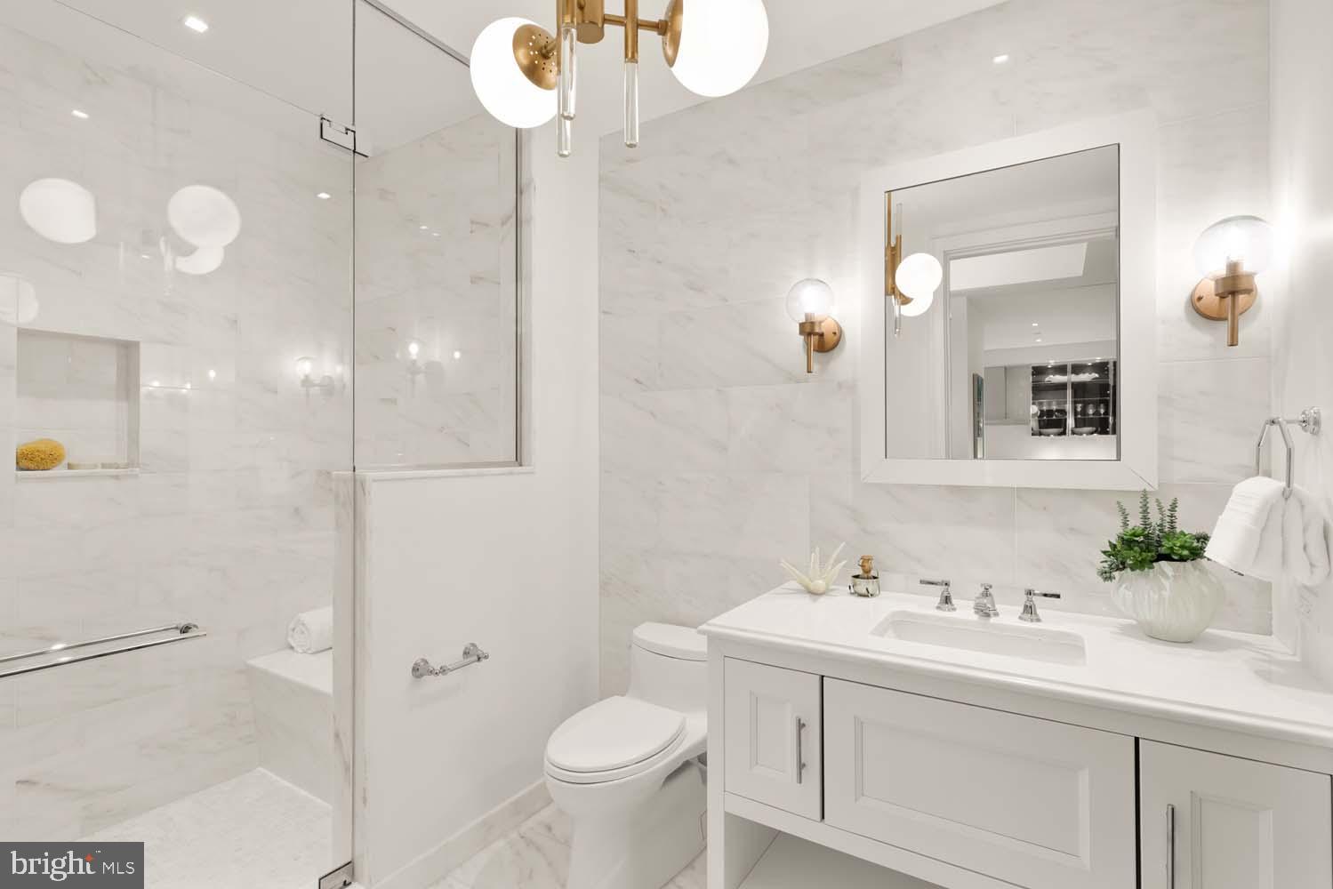 FOUR SEASONS PRIVATE RESIDENCES - Residential