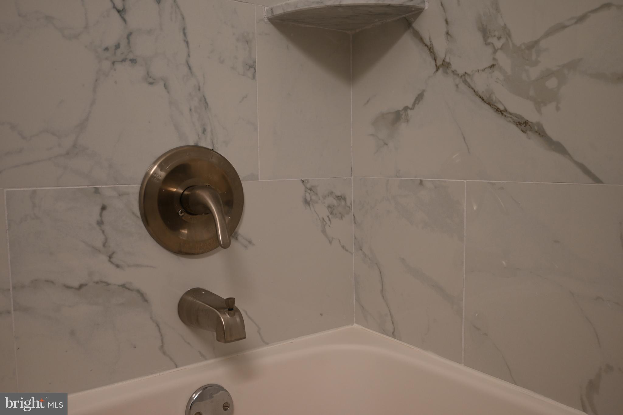 TREETOP CONDO - Residential Lease