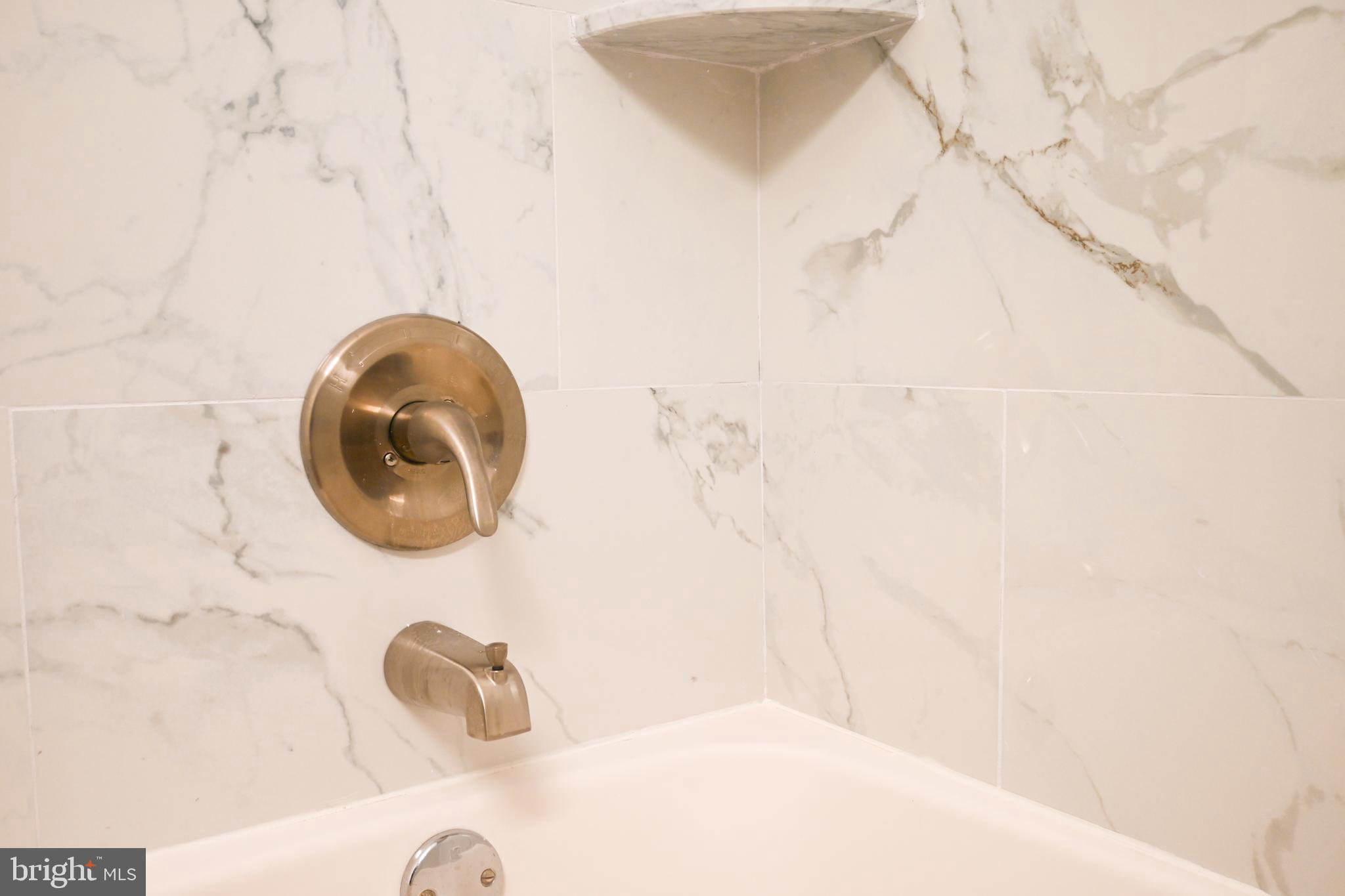 TREETOP CONDO - Residential Lease