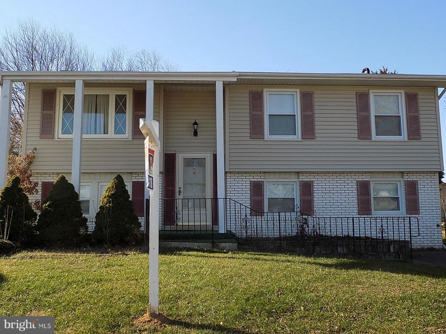 4 bedrooms, 3 bed up, 1 bed down, 2 baths, great yard, new granite in kitchen, new paint in baths, home in very good condition. Will be available 1/1/17. Good landlord, multiple properties and a staff to do maintenance. pets on case by case basis.