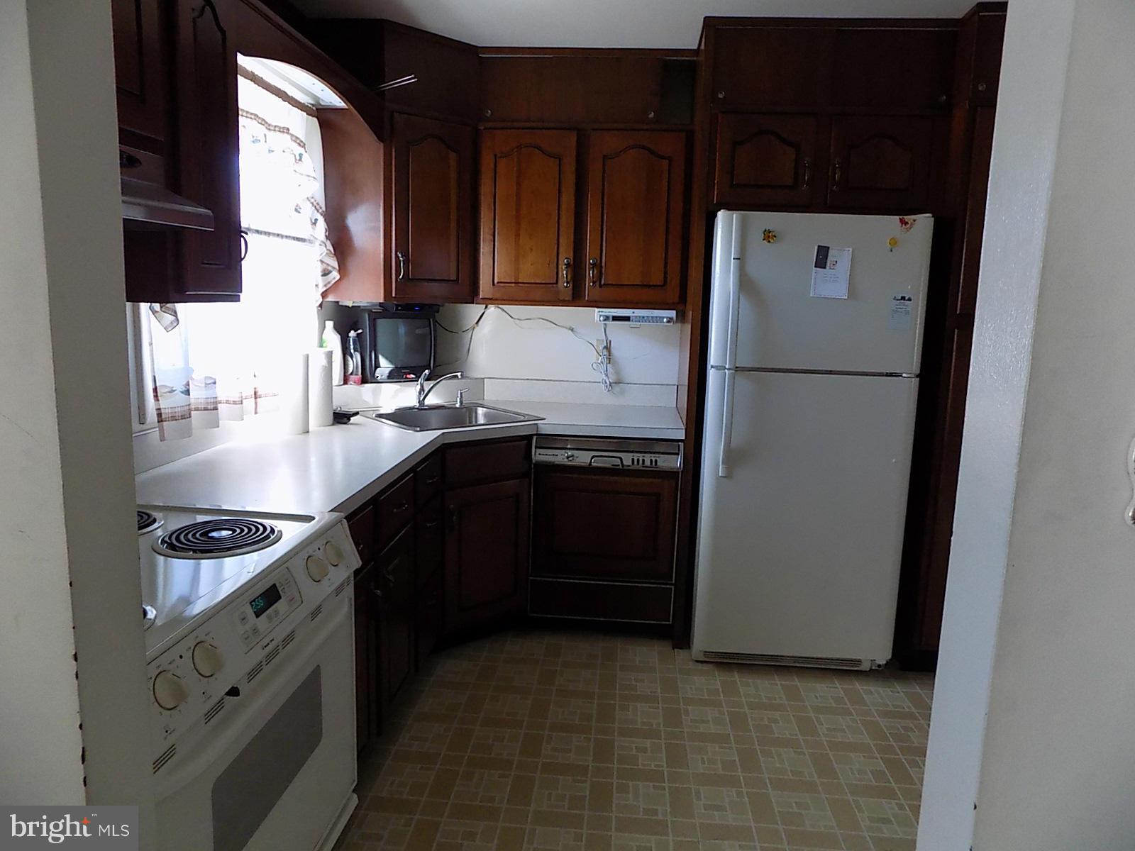 FOUR SEASONS ESTATES - Residential Lease