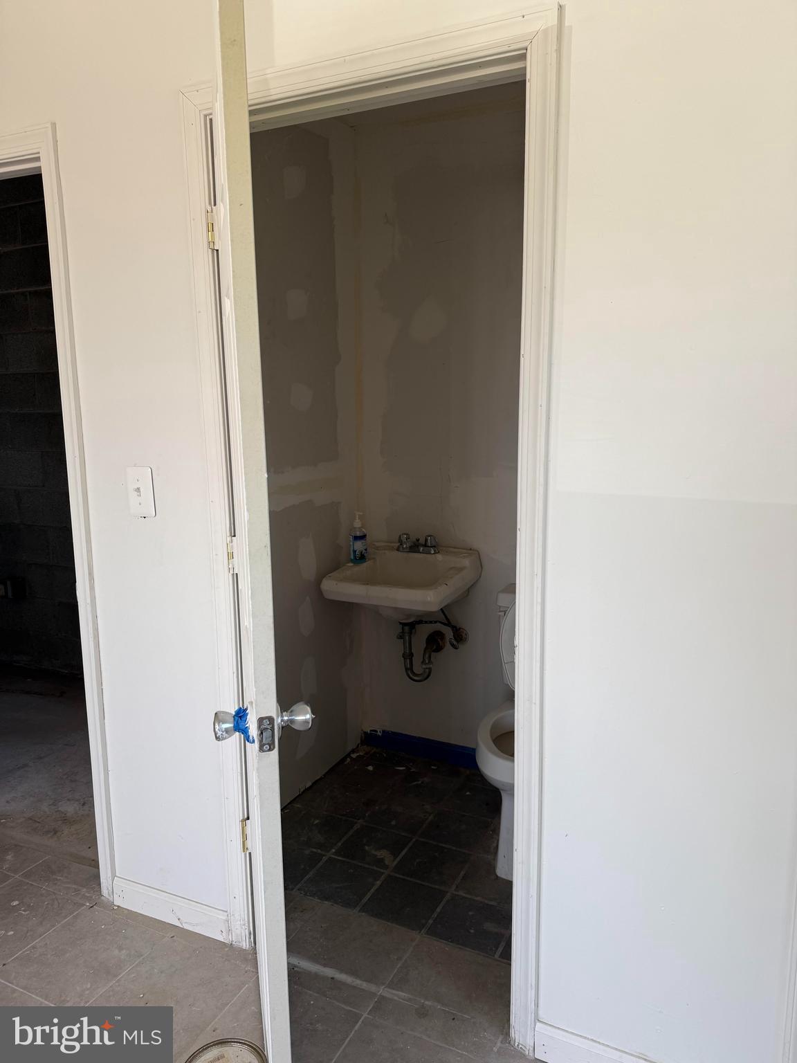 Main image without alt text