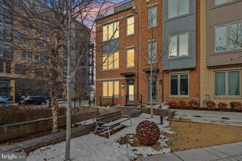 Photo of 882 Thompson Crescent #28, ROCKVILLE, MD 20852 (MLS # MDMC2217850)