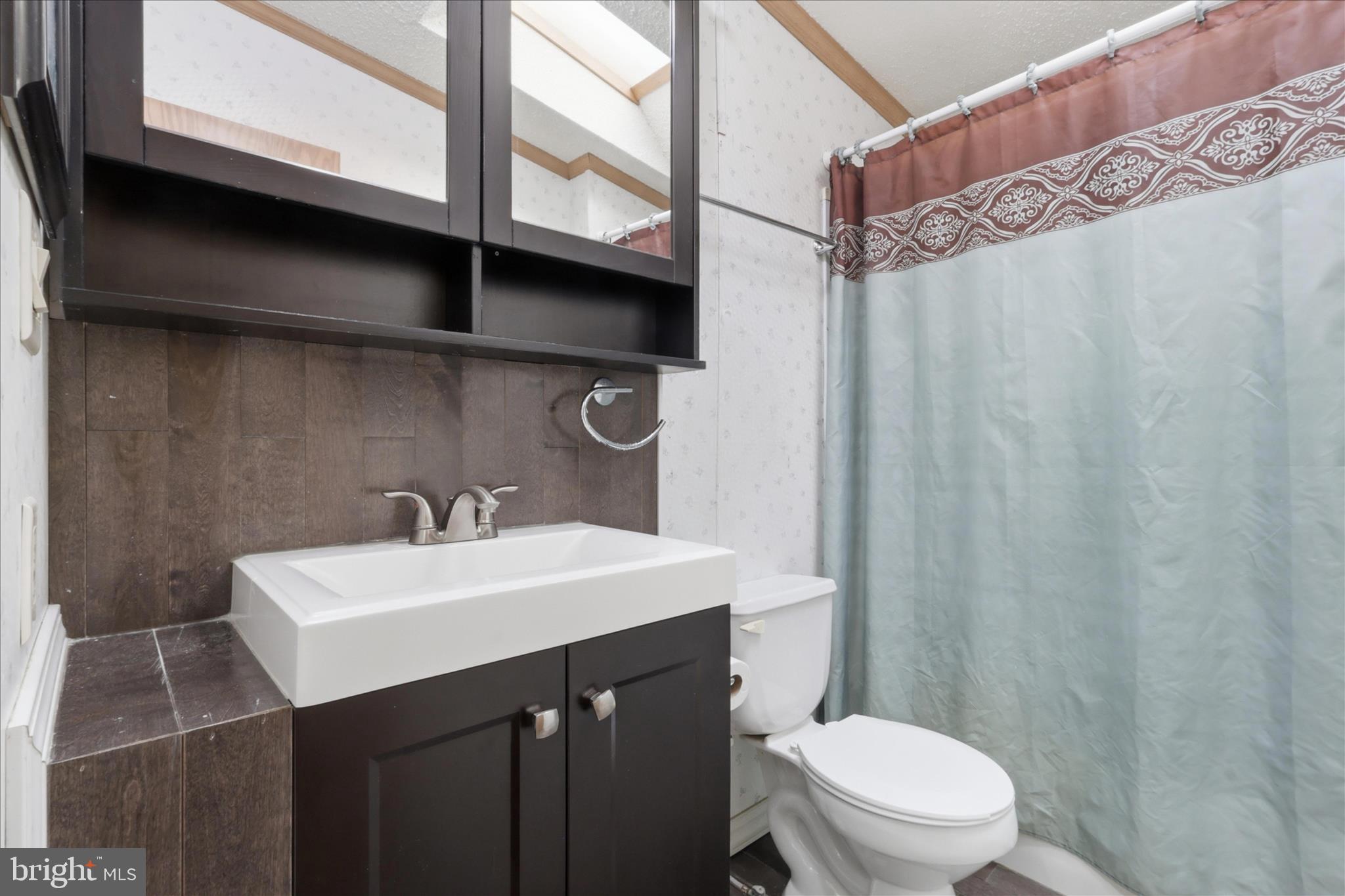 LAKESIDE VILLAGE - Residential