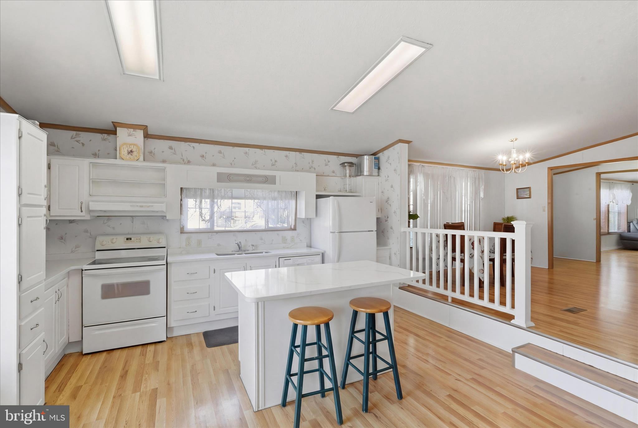 LAKESIDE VILLAGE - Residential