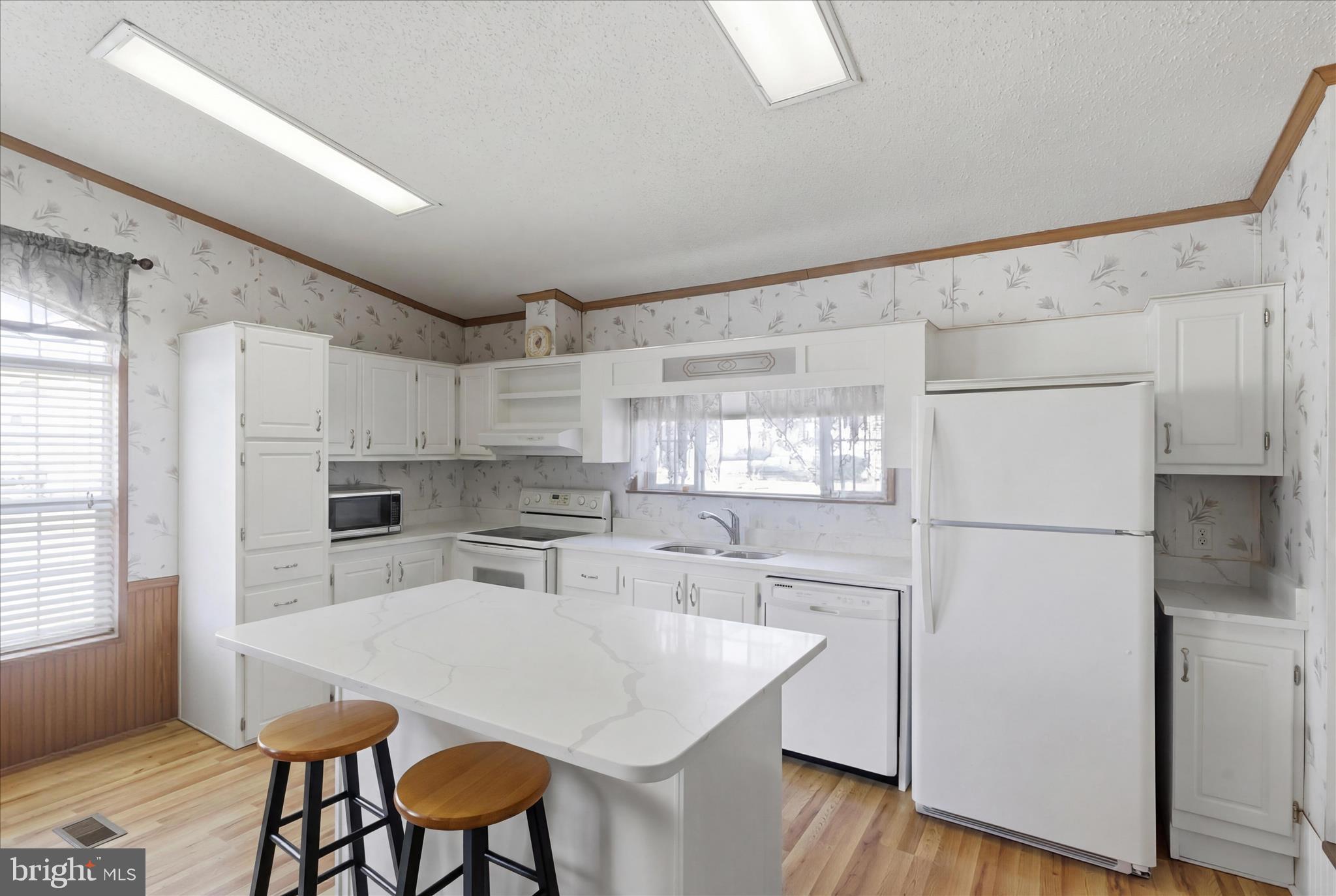 LAKESIDE VILLAGE - Residential