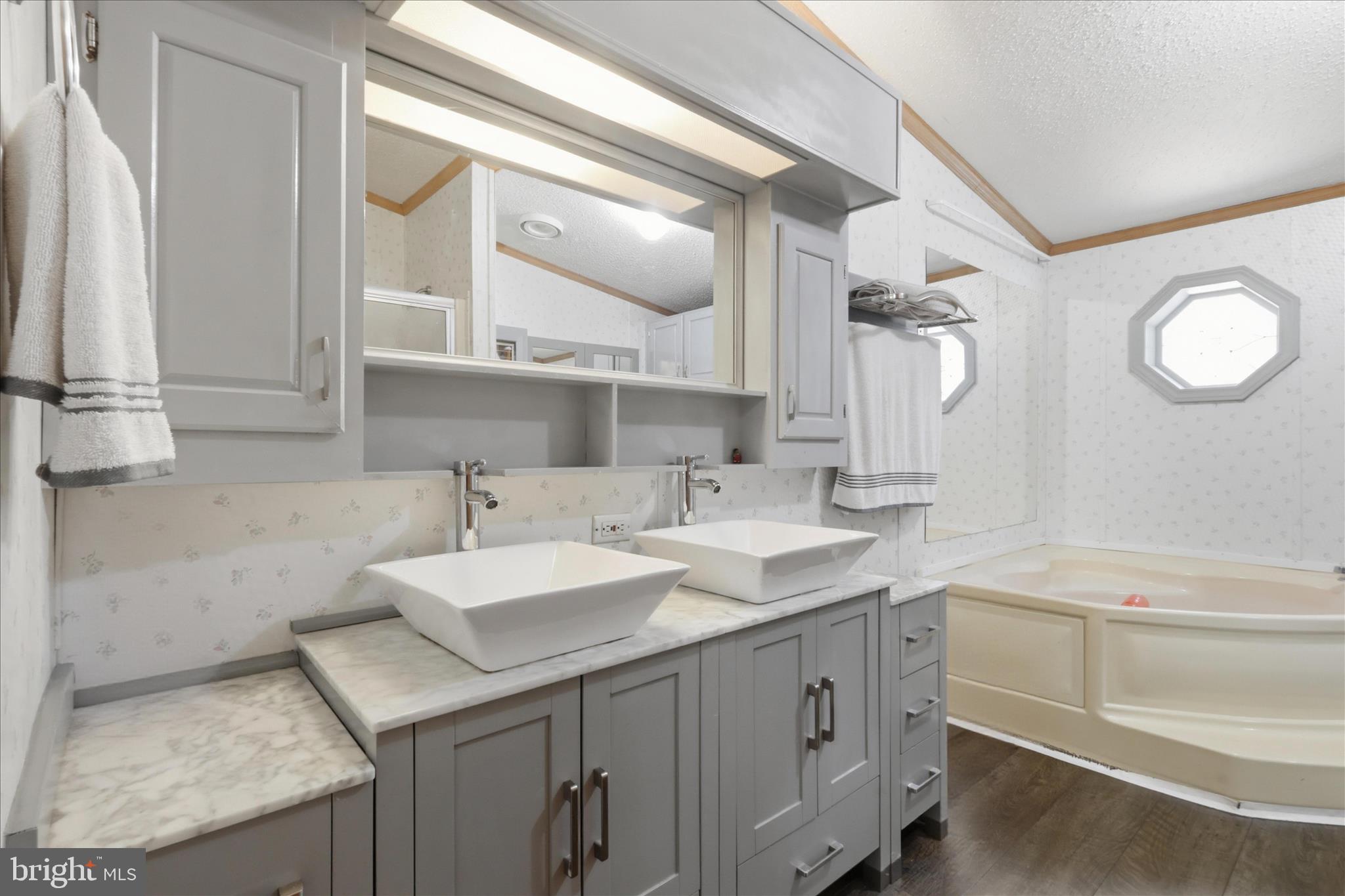 LAKESIDE VILLAGE - Residential