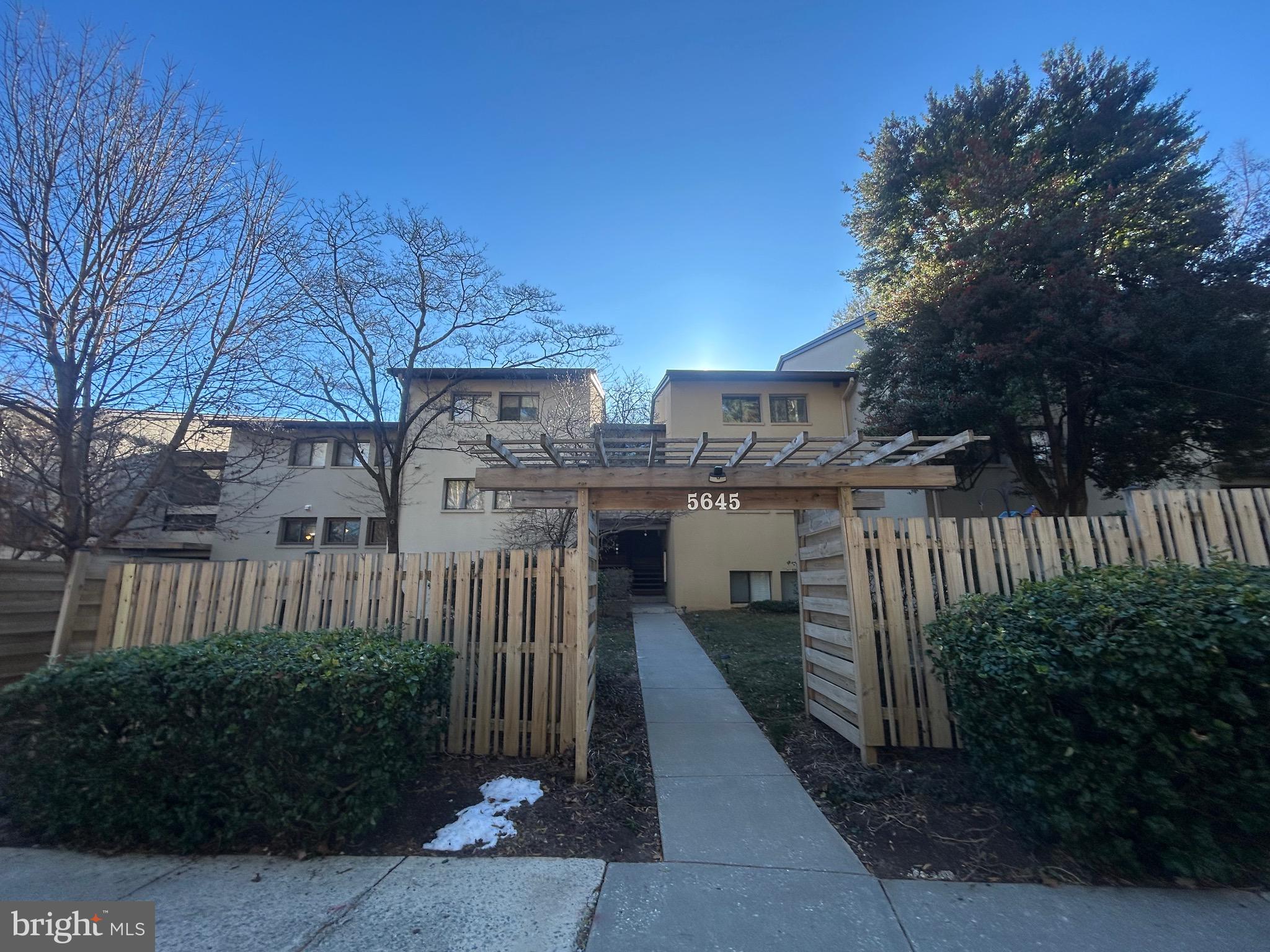 DEERING WOODS - Residential Lease