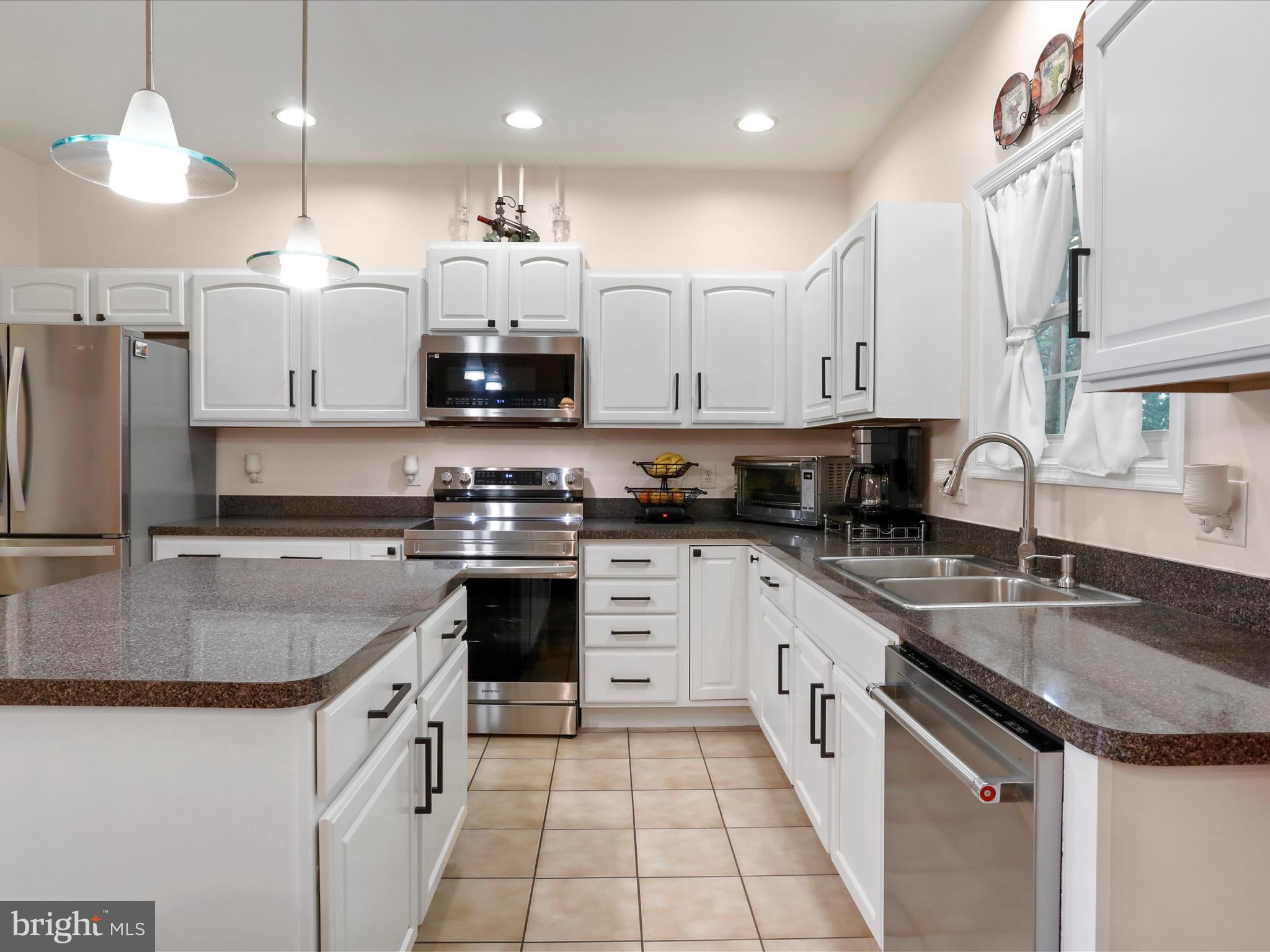 APPLE KNOLLS ESTATES - Residential