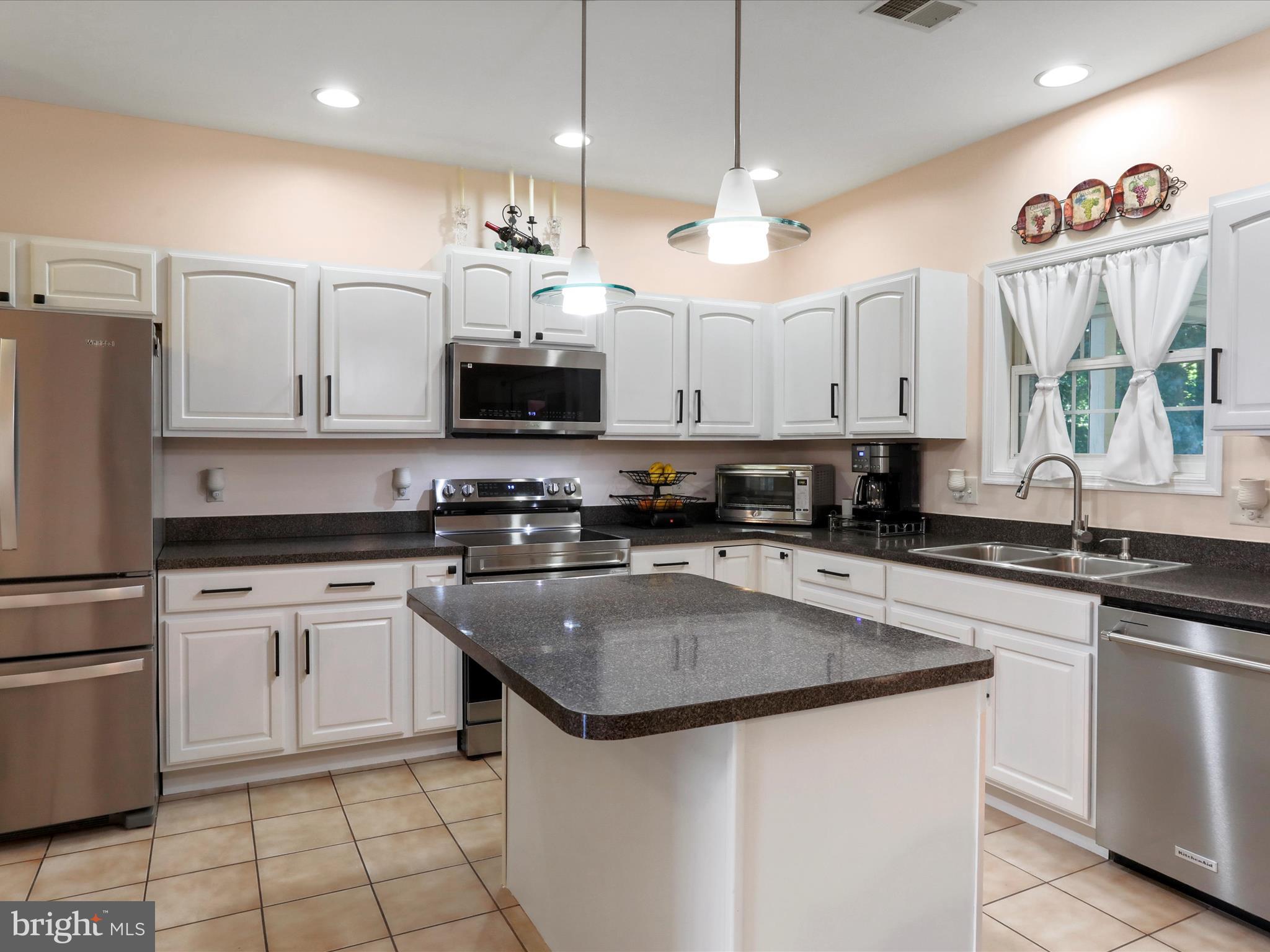 APPLE KNOLLS ESTATES - Residential