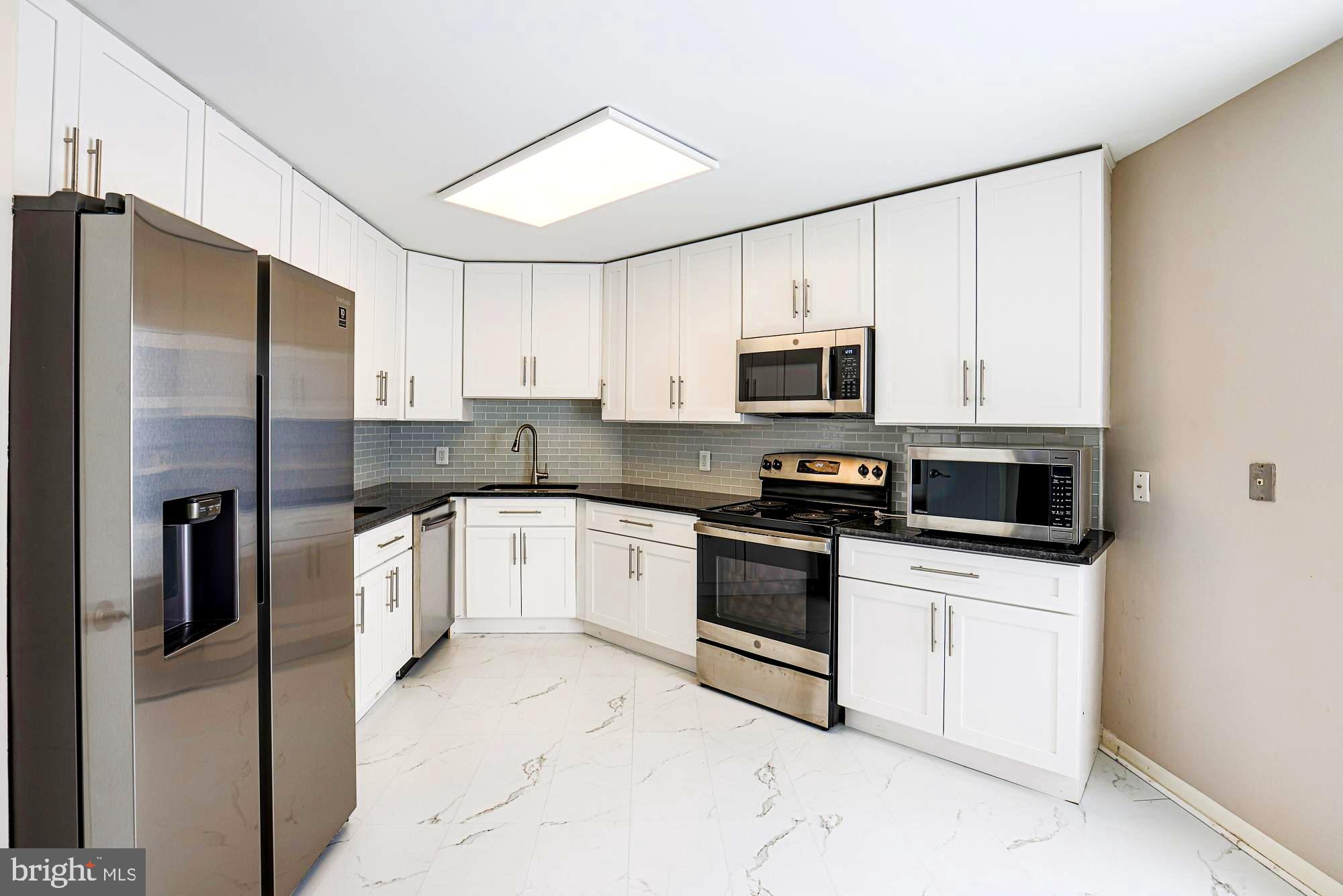 Best view in the complex! Unique opportunity to purchase an upgraded corner unit in the prestigious Towers Condominium. Sunny and airy floor plan with a great view backing to tall trees and private homes, not the parking lot or other buildings. Just two flights from ground level. Almost new white kitchen with 42" wall cabinets, stainless appliances, 2 separate sinks, granite counters and pantry. Wood floors, tons of recessed lighting, recently painted, zebra shades. Huge private owner's bedroom with 2 walk-in closets, jacuzzi tub and stall shower.
See and make offer before it's too late!