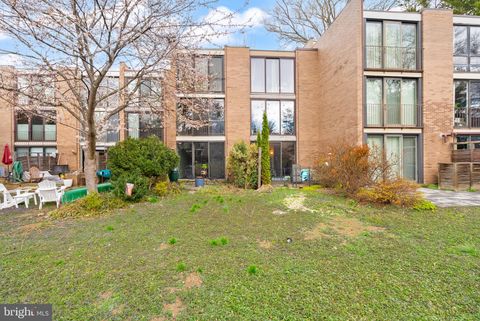 Photo of 11465 Washington Plaza W, RESTON, VA 20190 (MLS # VAFX2297572)