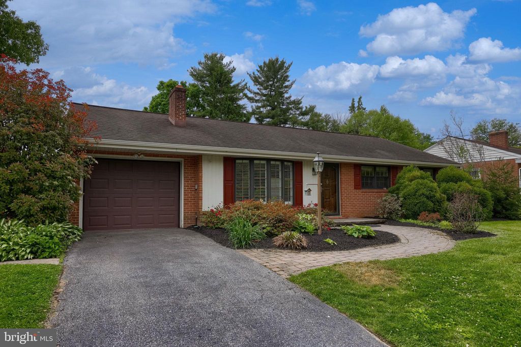 Photo of 1544 Vista Road, LANCASTER, PA 17601 (MLS # PALA2088326)