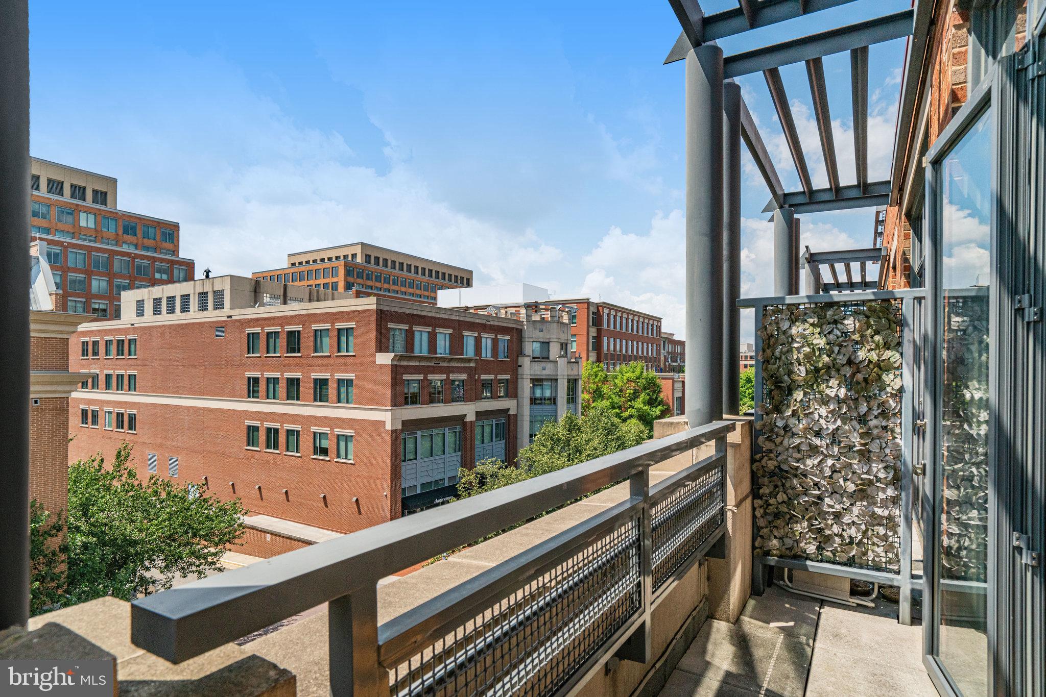 CARLYLE SQUARE - Residential