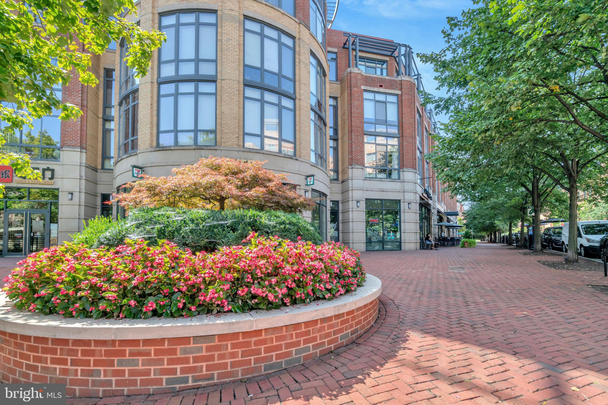 CARLYLE SQUARE - Residential