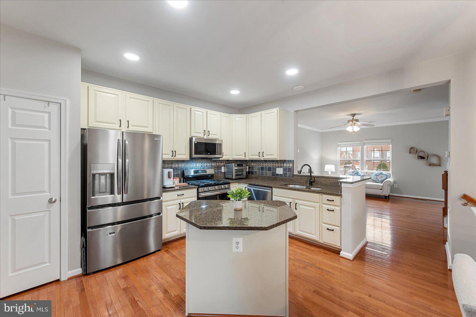 12761 STONE LINED CIRCLE